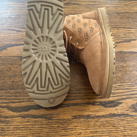 UGG Boot - Picture 2 of 2